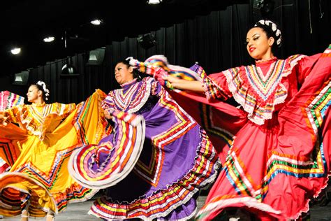  「ジュリオ・イグナシオのメキシコシティでの衝撃的パフォーマンス！歌とダンスで観客を魅了！」